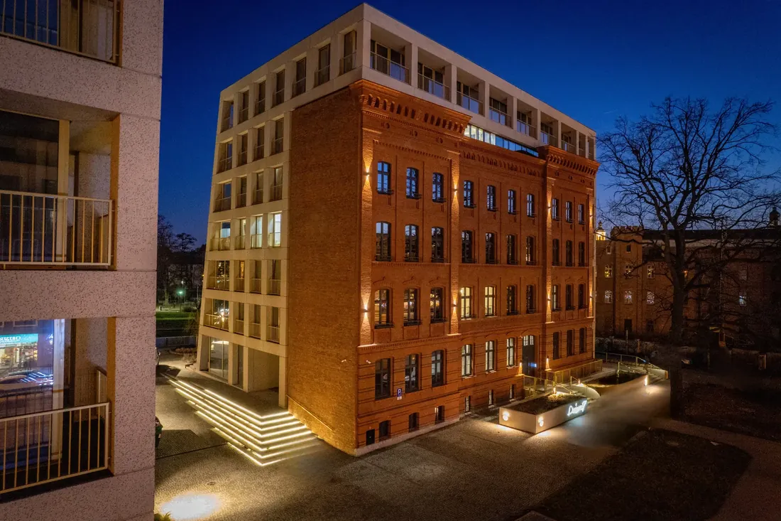 Boulevard Residence nocą - zabytkowa cegła nad Odrą, Drobnera 5