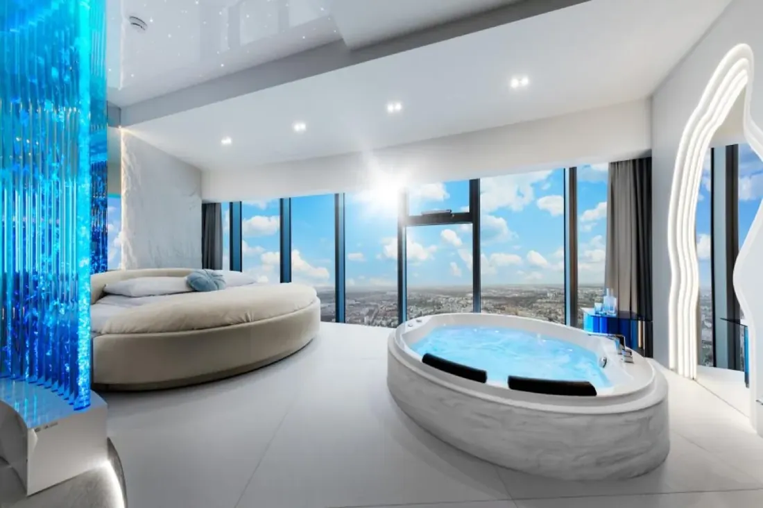 Apartament Santorini w Sky Tower - okrągłe łóżko i jacuzzi przy panoramicznym oknie