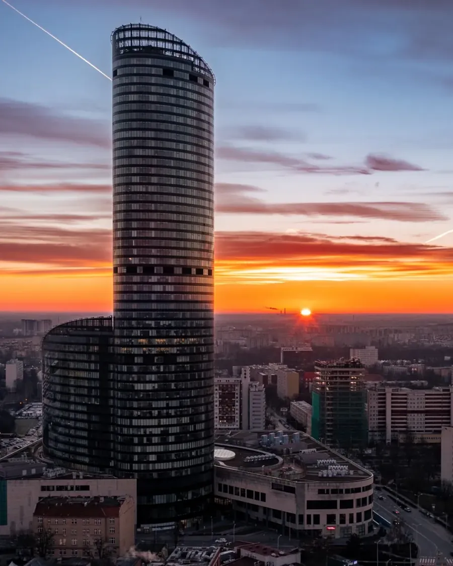 Sky Tower o zachodzie słońca - najwyższy budynek Wrocławia