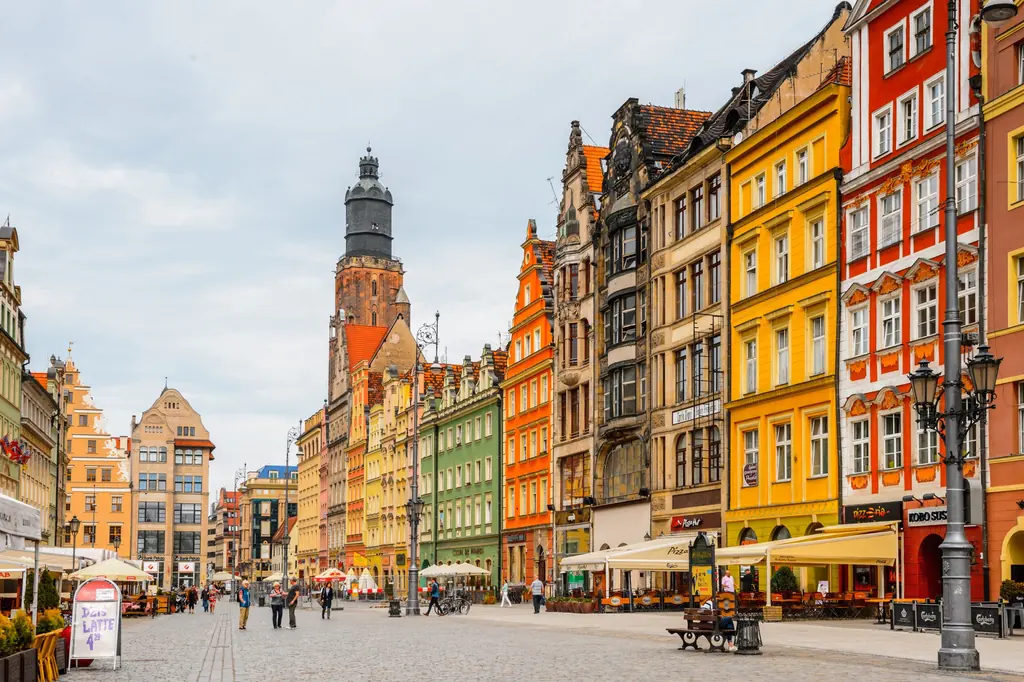 Kolorowe kamienice wrocławskiego Rynku i ogródki restauracji kilka kroków od Ruskiej 5