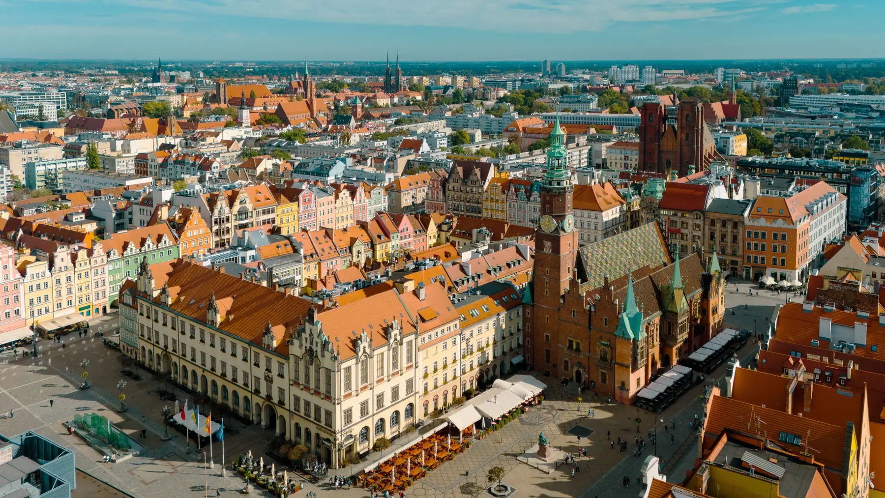 Wrocławski Rynek z lotu ptaka - Ratusz, kolorowe kamienice i ogródki restauracji